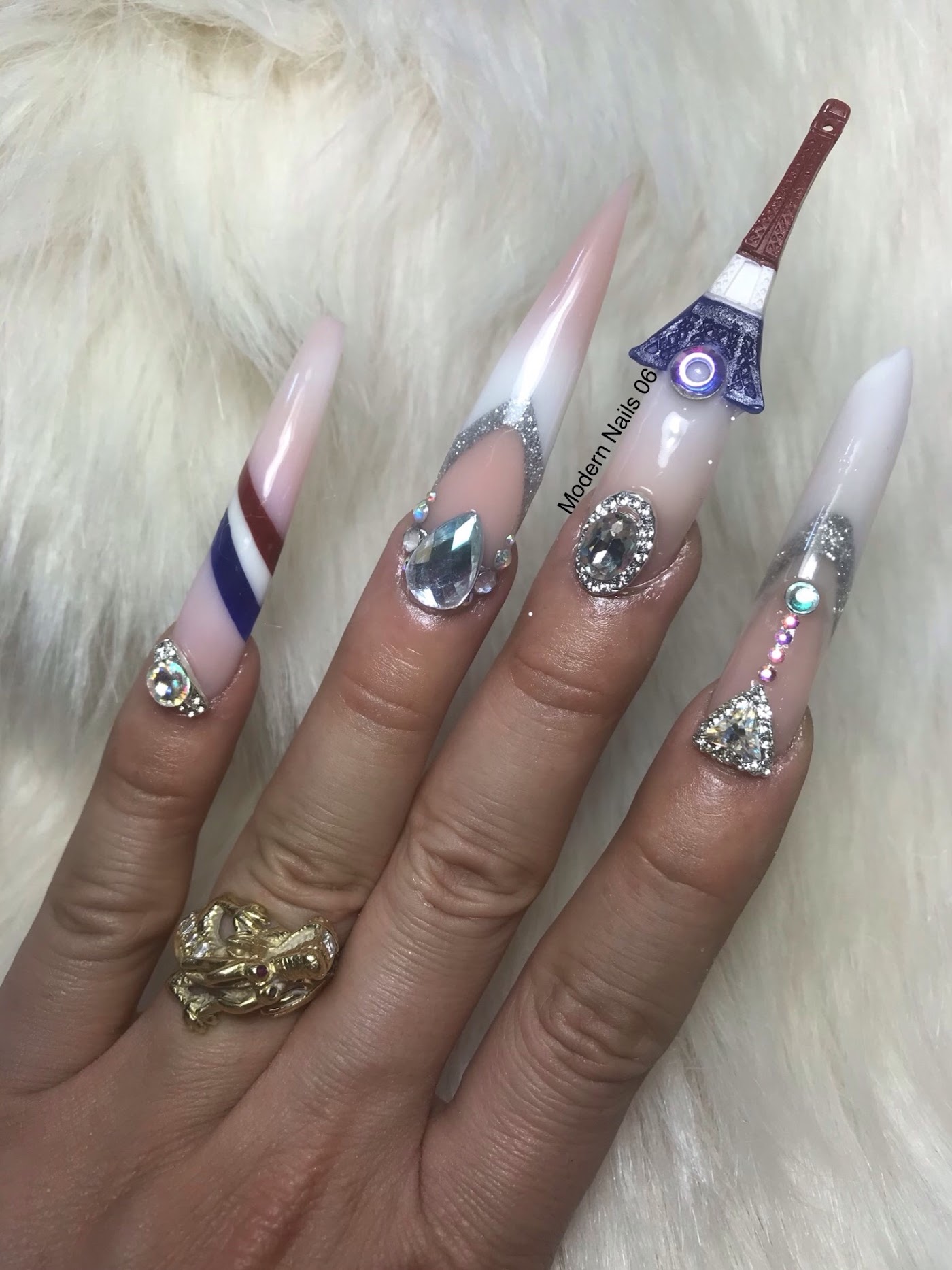 Stiletto avec nail art Tour Eiffel